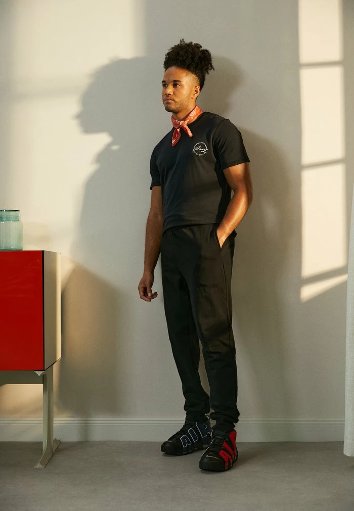 Pier One Print T-shirt - Black 2 Pier One Print T-shirt - Black - Image 2