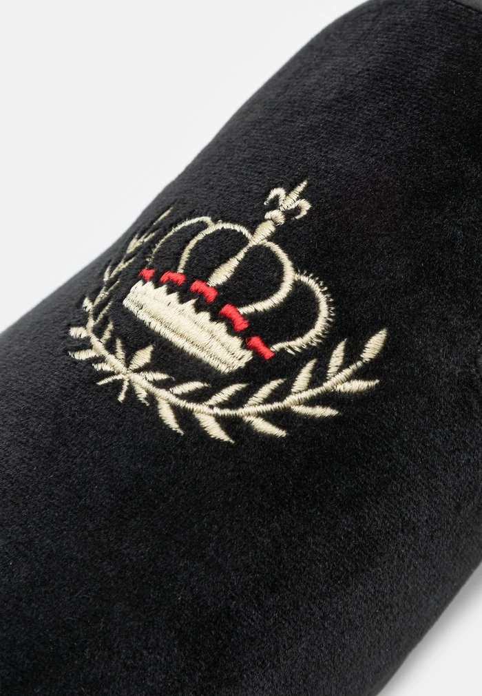 Pier One Slip-ons - Black 6 Pier One Slip-ons - Black - Image 6