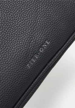 Pier One UNISEX - Wash Bag - Black -Pier One Shop bed0134e27ff4d62b4aaa342d3c5009e